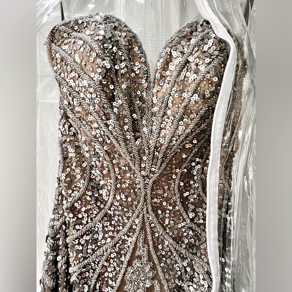 2017 SCALA Size 0 Long Silver Bead Embellished Sweet Heart neck line Sheath Gown